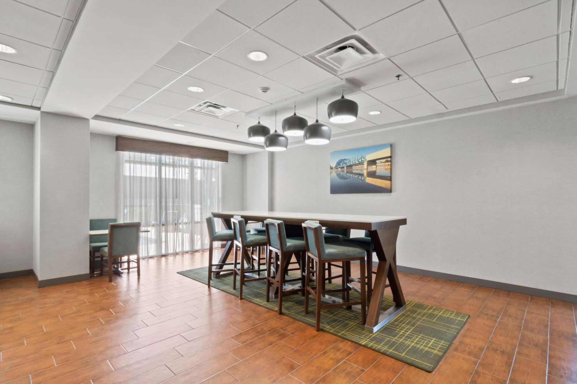 Hampton Inn Кингсленд Экстерьер фото